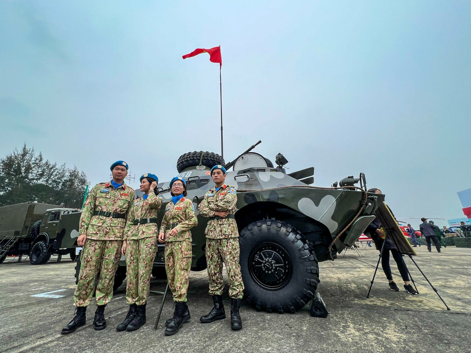 Rất đông người dân và cả những quân nhân rất hào hứng tham dự triển lãm quy mô về quân sự lớn nhất từ trước tới nay. (Ảnh: Vietnam+)