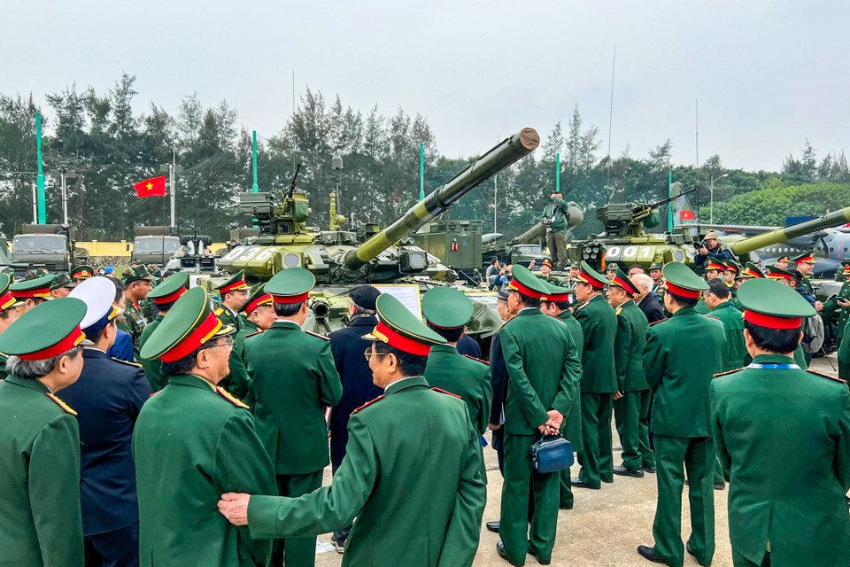 Xe tăng T-90SK được coi là 'cú đấm thép', một trong những vũ khí hiện đại được giới thiệu tại triển lãm thu hút người dân tham quan, chụp ảnh. (Ảnh: Vietnam+)