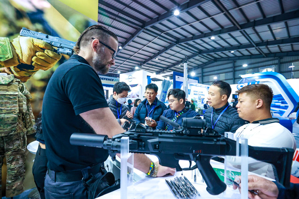 Triển lãm là dịp hiếm hoi để người dân có cơ hội được tiếp xúc, trải nghiệm các loại vũ khí, súng hiện đại. (Ảnh: Vietnam+)