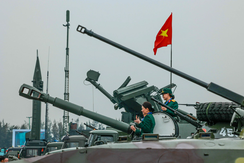 Người dân được trực tiếp leo lên các thiết bị quân sự và trải nghiệm. (Ảnh: Vietnam+)