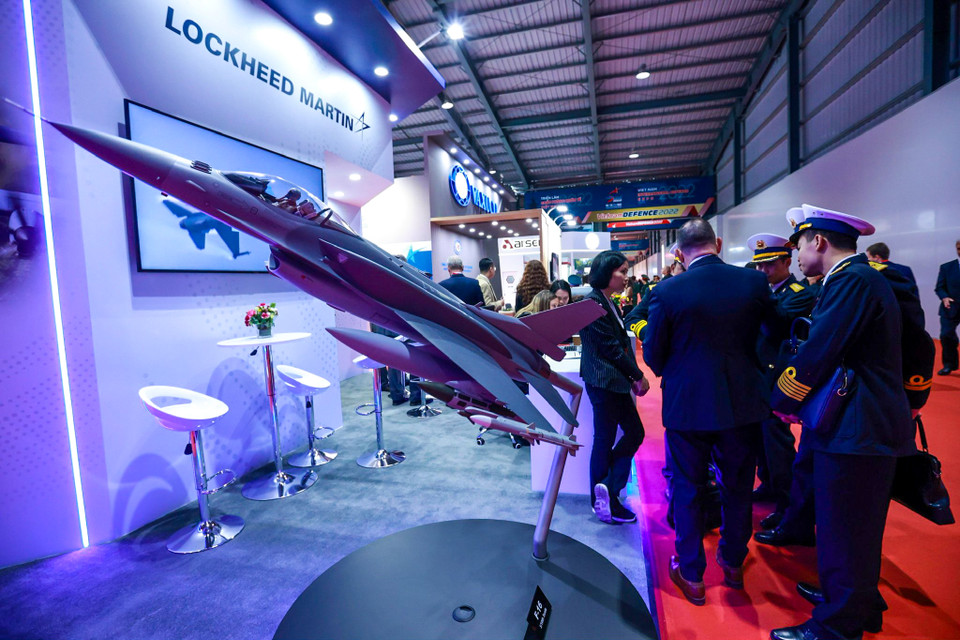 Máy bay F16 xuất hiện từ năm năm 70 của thập kỷ trước, với nhiều đợt cải tiến. F-16 có tốc độ tối đa hơn 2.000km/h, trần bay tối đa 18km, tầm hoạt động hơn 500km. (Ảnh: Vietnam+)