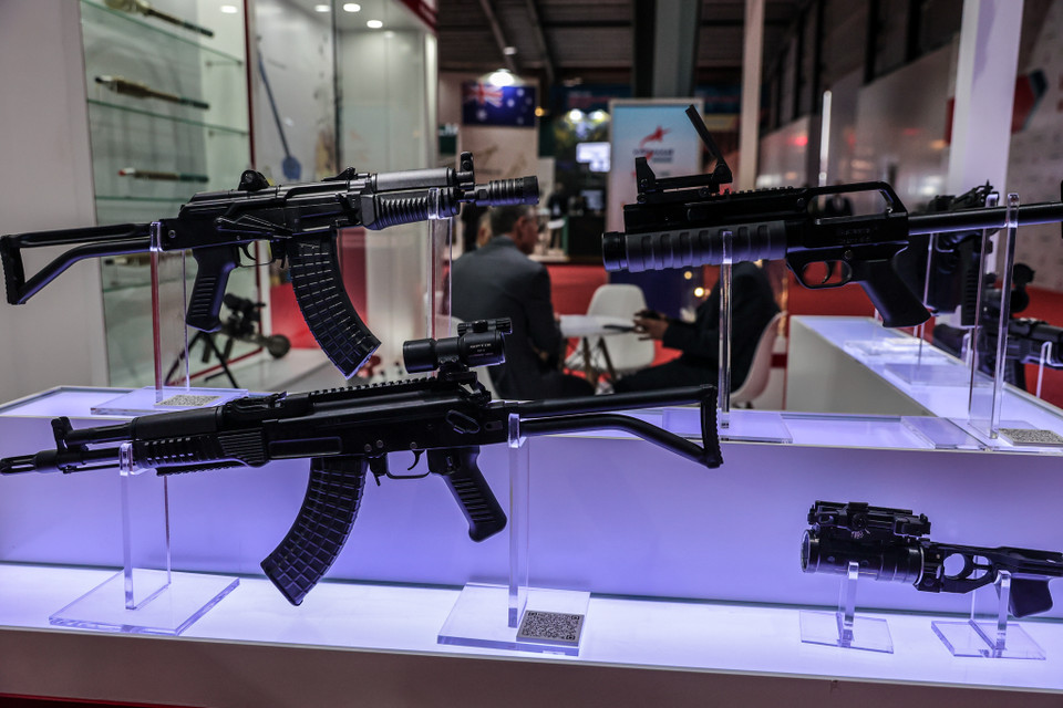Gian hàng của các nhà sản xuất vũ khí quốc tế như Israel, Mỹ, Nga, Ấn Độ,... thu hút đông đảo khách tham quan. (Ảnh: Vietnam+)