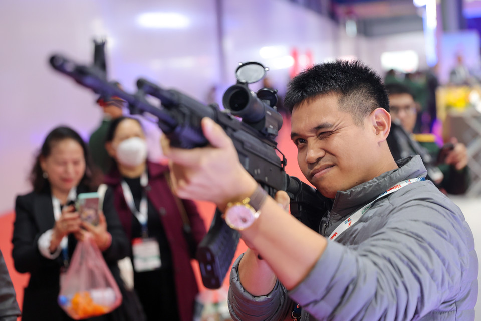 Những gian hàng trưng bày súng cá nhân của các thương hiệu vũ khí nổi tiếng luôn chật kín người tham quan, trải nghiệm. (Ảnh: Vietnam+)