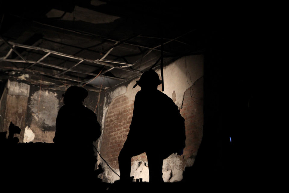 Cùng lúc đó, trên phố Kim Mã cũng xảy ra một đám cháy khác khiến lực lượng phòng cháy chữa cháy phải lập tức di chuyển đến hiện trường. Toàn bộ ngôi nhà bị cháy ở phố Đê La Thành được phong tỏa để phục vụ công tác điều tra. (Ảnh: Minh Sơn/Vietnam+)