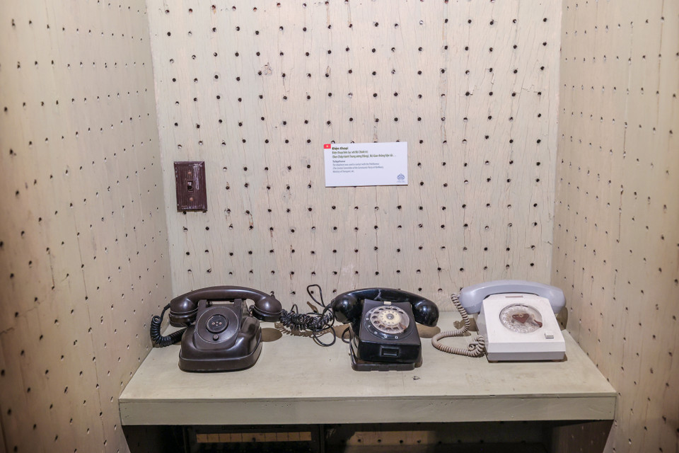 Điện thoại được kết nối với các đồng chí trong Bộ Chính Trị, Bộ Giao thông vận tải,... (Ảnh: Minh Sơn/Vietnam+)