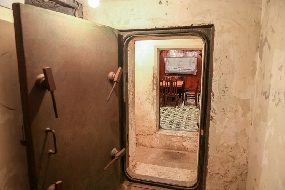 Hầm có thiết kế 3 phòng, tổng diện tích 64m2, được đúc bằng bêtông cốt thép nguyên khối. Nóc hầm nhô lên khỏi mặt đất 1,5m và chia thành ba lớp, giữa được đổ cát dày tới nửa mét. (Ảnh: Minh Sơn/Vietnam+)