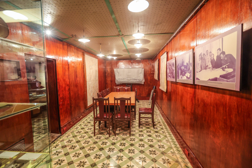 Phòng giao ban tác chiến rộng khoảng 20m2, là chỗ làm việc của trực ban trưởng. Đây cũng là nơi các lãnh đạo cao cấp của Đảng, Nhà nước, quân đội đến làm việc, chỉ huy trong suốt 2 cuộc chiến tranh phá hoại miền Bắc của đế quốc Mỹ. (Ảnh: Minh Sơn/Vietnam+)