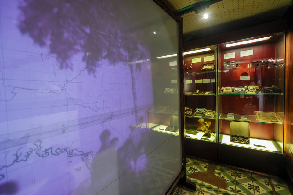 Trong sự kiện chào mừng 50 năm chiến thắng Hà Nội - Điện Biên Phủ trên không, Trung tâm Bảo tồn di sản Thăng Long lần đầu tiên ứng dụng công nghệ 3D mapping tái hiện lại hoạt cảnh 'Hầm T1 trong đêm bão lửa', diễn giải câu chuyện và không khí làm việc dưới Hầm T1 trong ngày đầu tiên Mỹ đưa B52 đánh ra Hà Nội và các tỉnh miền Bắc, đặc biệt là thời khắc chiếc máy bay B52 đầu tiên bị bắn rơi trên bầu trời Hà Nội trong đêm mở màn chiến dịch. (Ảnh: Minh Sơn/Vietnam+)