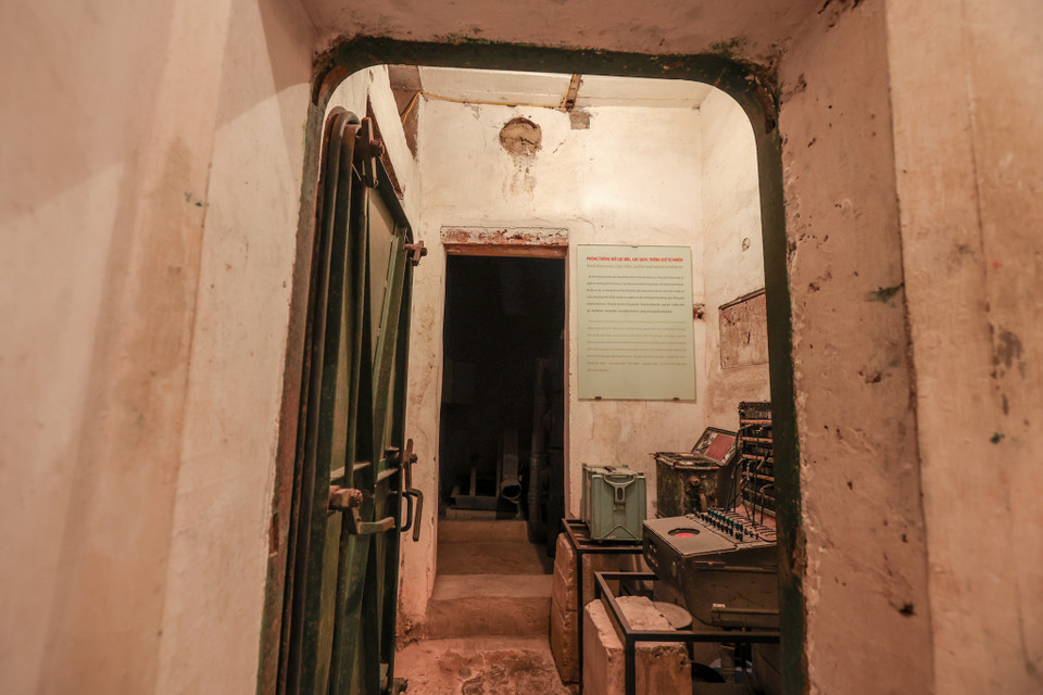 Phòng thông hơi lọc độc, lọc sạch, thông gió tự nhiên là phòng đặt trang thiết bị, động cơ rộng 10m2. Đây là nơi vận hành các hệ thống thông hơi, lọc độc, làm mát, điện đàm... đảm bảo kỹ thuật cho 28 máy điện thoại trong hầm liên lạc thông suốt và kíp trực ban (khoảng 10 người) sinh hoạt suốt ngày đêm. (Ảnh: Minh Sơn/Vietnam+)