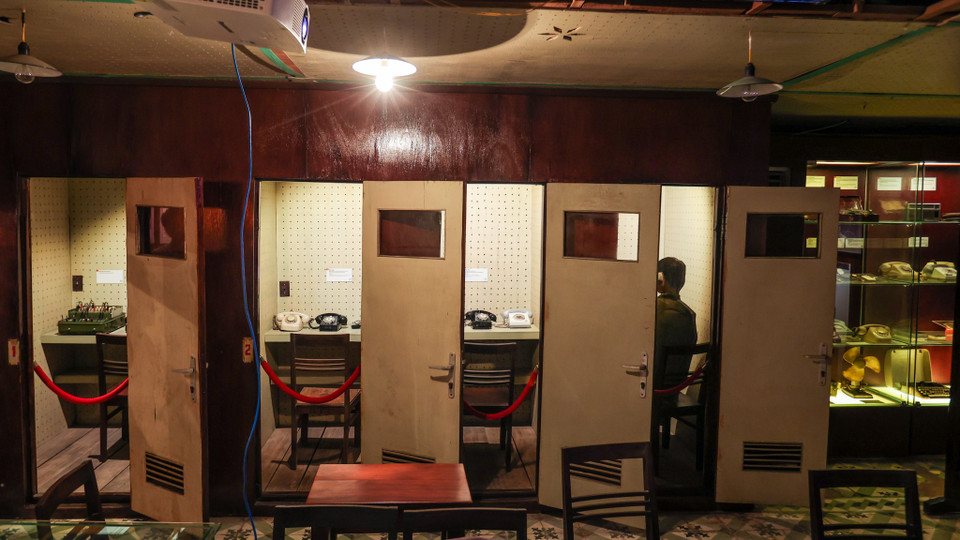 Phòng kíp trực có nhiệm vụ tổng hợp tình hình mỗi ngày, mỗi tuần báo cáo Bộ trưởng Bộ Quốc phòng và Tổng Tham mưu trưởng trong cuộc họp giao ban mỗi sáng; Thông báo diễn biến chiến sự cho lãnh đạo Đảng, Nhà nước, và Chủ tịch Hồ Chủ tịch; đề xuất với Bộ Tổng Tham mưu các phương án tác chiến. (Ảnh: Minh Sơn/Vietnam+)