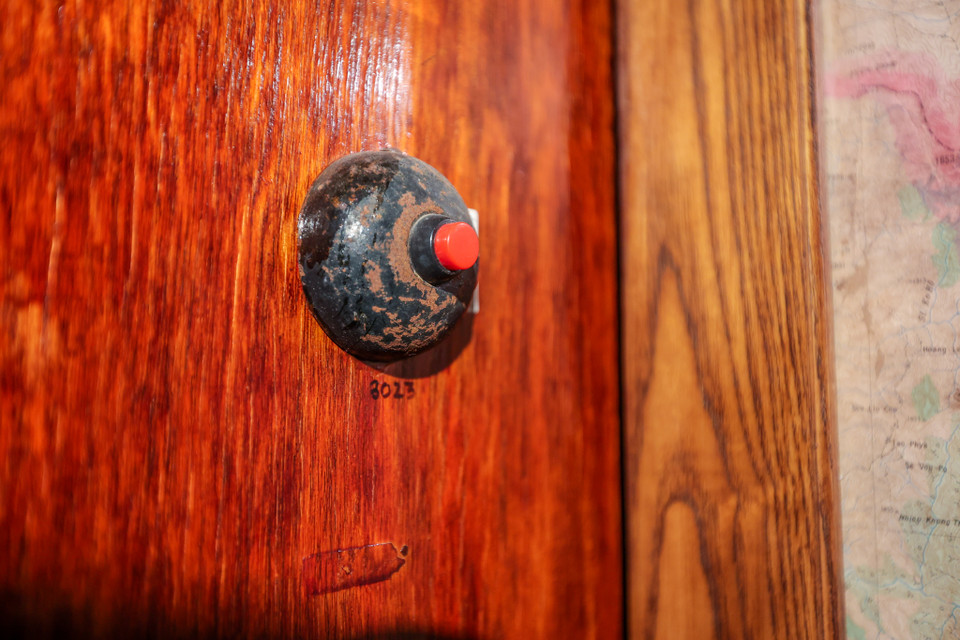 Nút bấm cảnh báo máy bay Mỹ tiến vào vùng trời Thủ đô. Chính tại căn hầm này đã phát ra những hồi còi đầu tiên báo động phòng không trên toàn thành phố Hà Nội khi máy bay Mỹ tiến vào bắn phá Thủ đô. Toàn thể nhân dân được thông báo vào hầm trú ẩn trước 35 phút. Các đơn vị vũ trang sẵn sàng chiến đấu. (Ảnh: Minh Sơn/Vietnam+)