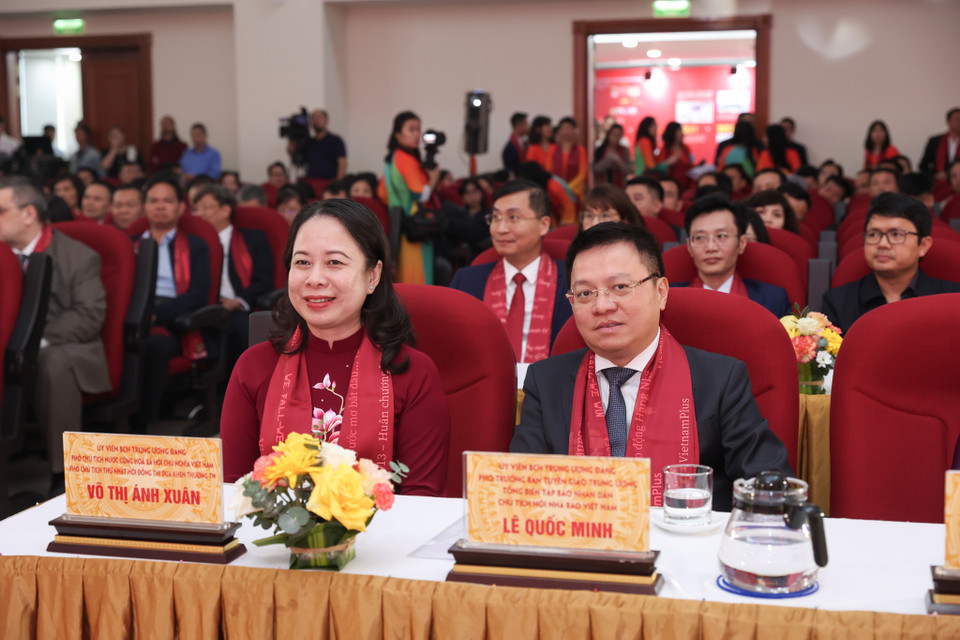 Đến dự buổi lễ có Ủy viên Trung ương Đảng, Phó Chủ tịch nước, Phó chủ tịch thứ nhất Hội đồng Thi đua-Khen thưởng Trung ương Võ Thị Ánh Xuân; Ủy viên Trung ương Đảng, Phó Trưởng Ban Tuyên giáo Trung ương, Tổng Biên tập Báo Nhân Dân, Chủ tịch Hội Nhà báo Việt Nam Lê Quốc Minh. (Ảnh: Minh Sơn/Vietnam+)