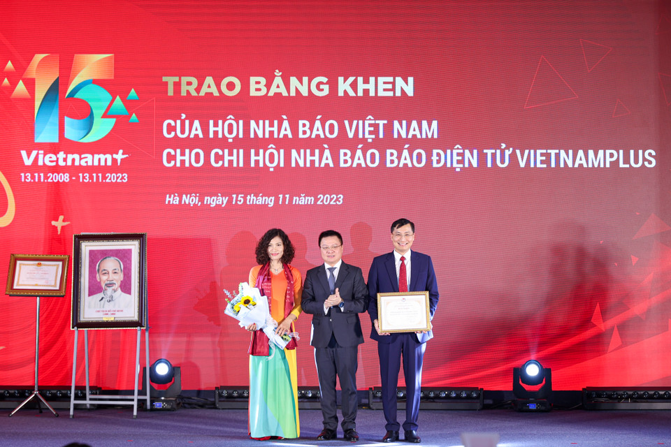 Báo Điện tử VietnamPlus nhận Bằng khen của Hội Nhà báo Việt Nam và Thông tấn xã Việt Nam. (Ảnh: Minh Sơn/Vietnam+)