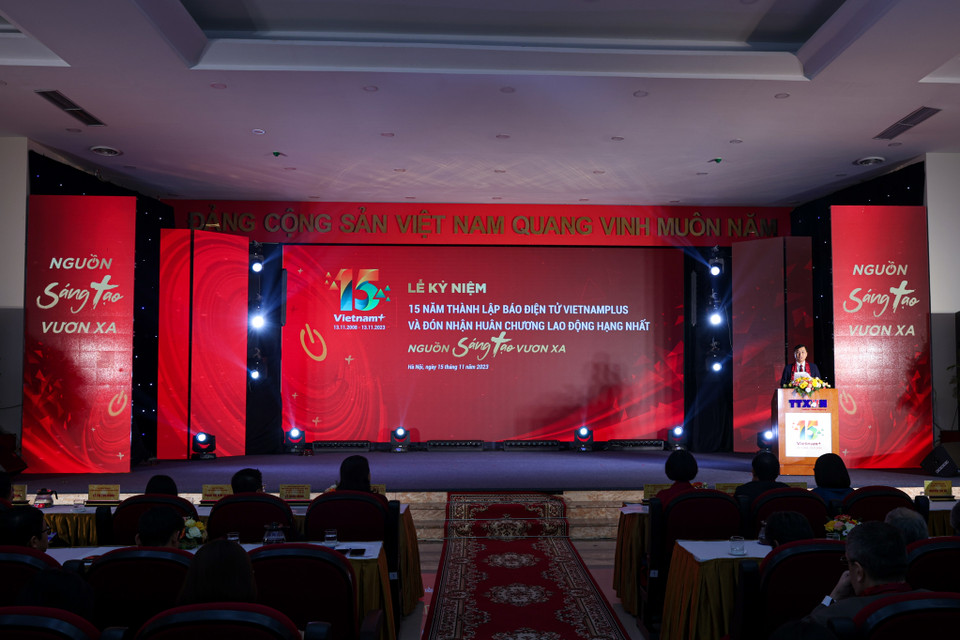 Chiều 13/11, tại tòa nhà Trung tâm Thông tấn Quốc gia, Báo Điện tử VietnamPlus (Thông tấn xã Việt Nam) đã long trọng tổ chức lễ kỷ niệm 15 năm thành lập (13/11/2008 - 13/11/2023) và đón nhận Huân chương Lao động hạng Nhất do Chủ tịch nước trao tặng. (Ảnh: Minh Sơn/Vietnam+)