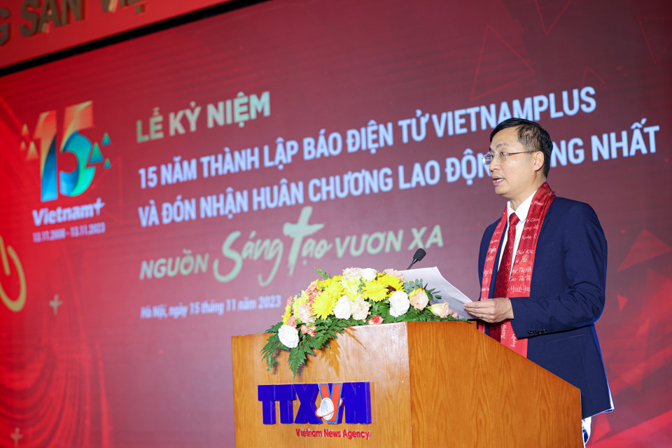 Ông Trần Tiến Duẩn - Tổng biên tập Báo Điện tử VietnamPlus cho biết trong 15 năm xây dựng và trưởng thành, Báo Điện tử VietnamPlus đã hai lần được Đảng và Nhà nước trao tặng Huân chương Lao động hạng Ba và hạng Nhì vào các năm 2013, 2018, Bằng khen của Thủ tướng Chính phủ cùng nhiều phần thưởng cao quý khác. (Ảnh: Minh Sơn/Vietnam+)
