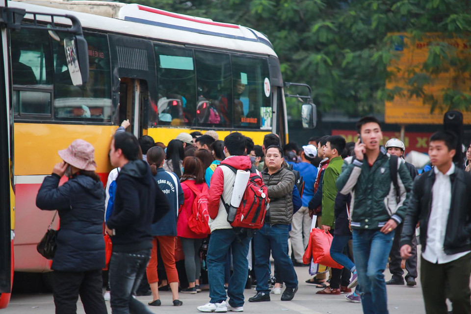Tình trạng quá tải, chen lấn nhau để về quê vẫn tiếp tục tái diễn. (Ảnh: Minh Sơn/Vietnam+)