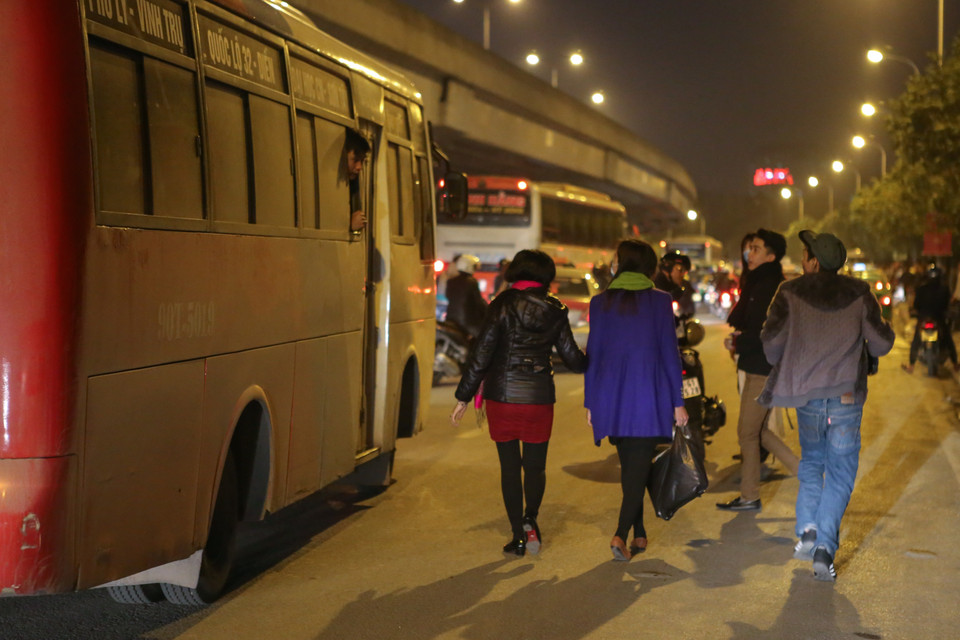 Rất nhiều xe khách dù đã chở quá tải nhưng vẫn có nhồi nhét thêm người gây ra tình trạng lộn xộn trước cổng các bến xe. (Ảnh: Minh Sơn/Vietnam+)