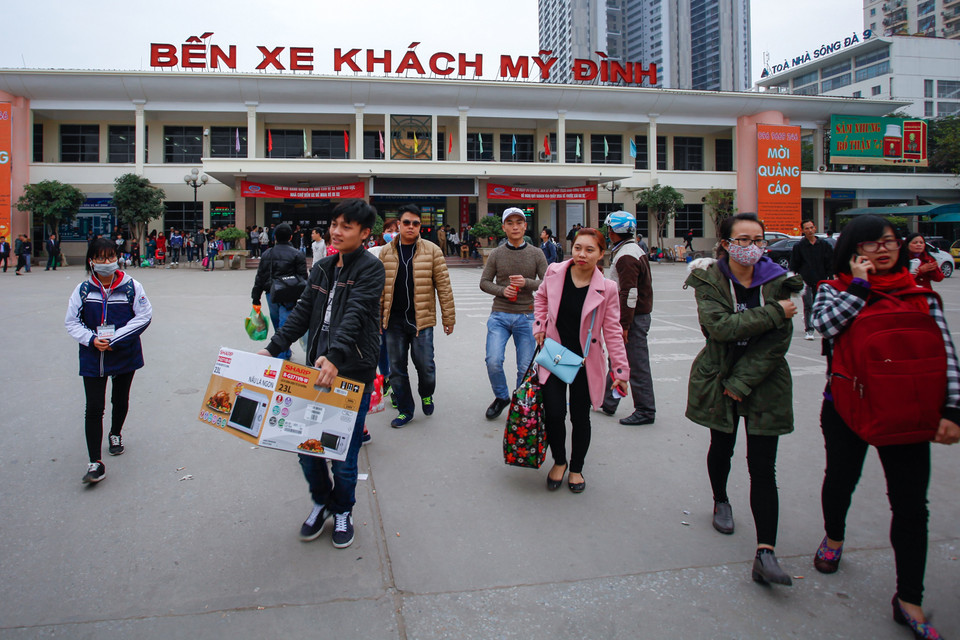 Chiều ngày 31/12, từ rất sớm đã có nhiều người dân kéo nhau ra bến xe tranh thủ về quê khi còn vắng. (Ảnh: Minh Sơn/Vietnam+)