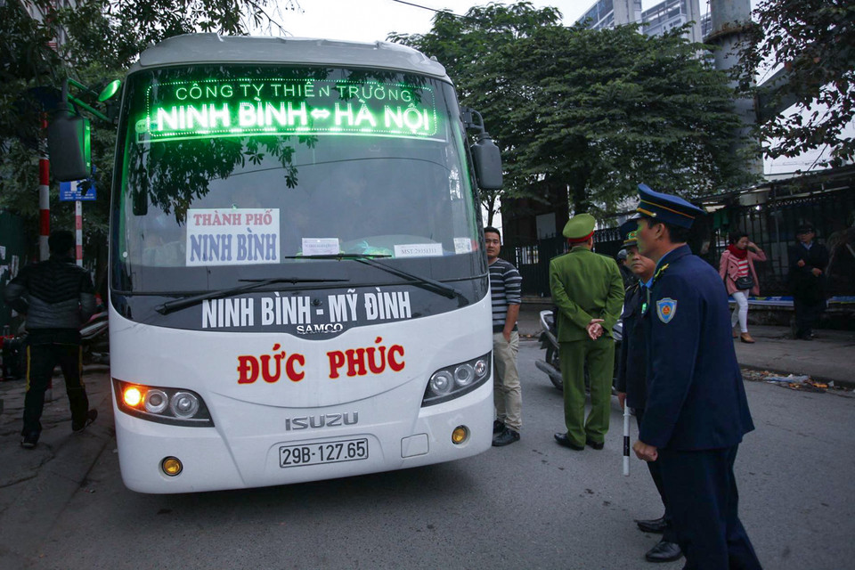 Xe khách của nhà xe Đức Phúc do lái xe Đỗ Văn Dự điều khiển mang biển kiểm soát 29B – 127.65 đã bị lực lượng chức năng lập biên bản lỗi dừng đỗ đón khách ngoài bến. (Ảnh: Minh Sơn/Vietnam+)
