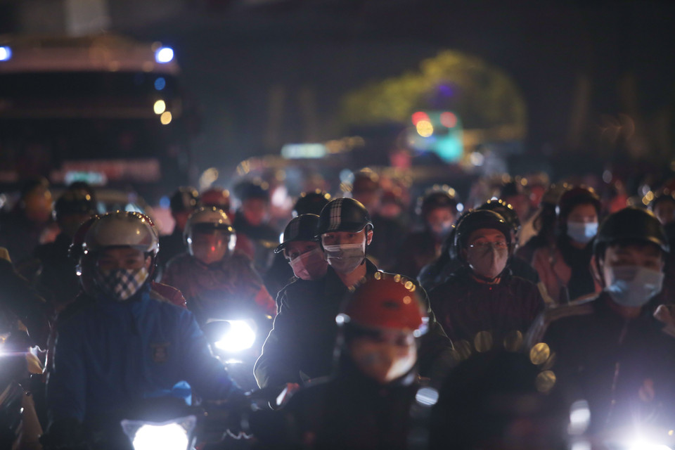 Hàng trăm ngàn phương tiện nhích từng chút một để ra khỏi Hà Nội. (Ảnh: Minh Sơn/Vietnam+)