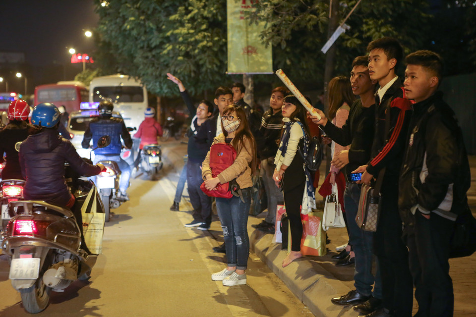 Không bắt được xe trong bến, nhiều người dân đã đứng ngoài đường bắt xe. Lực lượng cảnh sát giao thông, thanh tra giao thông không để kiểm soát hết được. (Ảnh: Minh Sơn/Vietnam+)