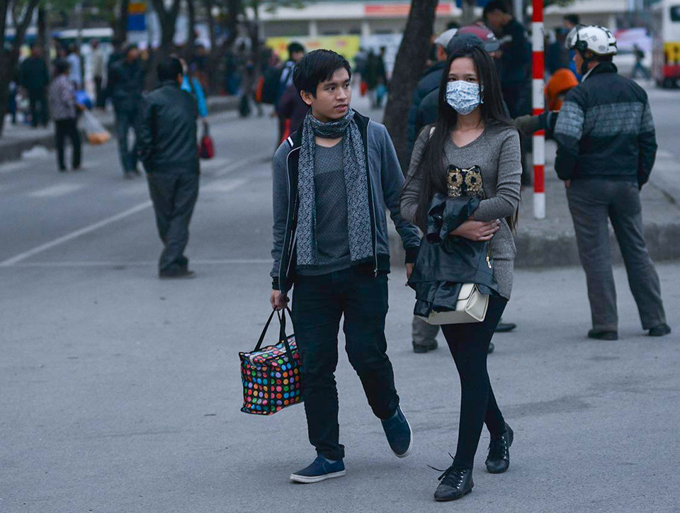 Nhiều người đứng đợi hàng giờ đồng hồ khi không còn ôtô để đi. (Ảnh: Minh Sơn/Vietnam+)