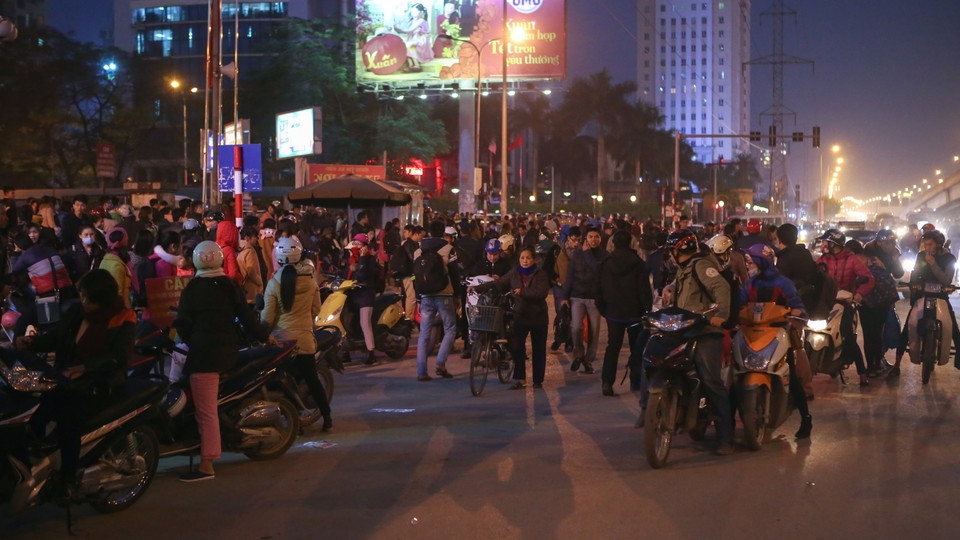 Đến 18 giờ, lượng người đổ về bến xe Mỹ Đình vẫn không hề thuyên giảm. (Ảnh: Minh Sơn/Vietnam+)