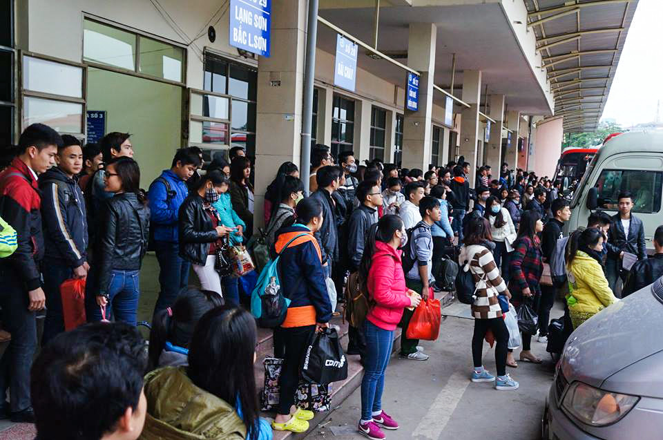 Theo người phụ trách bến xe cho biết, ngay từ 15 giờ chiều, lượng khách đã tăng gấp bội so với ngày thường. (Ảnh: Minh Sơn/Vietnam+)
