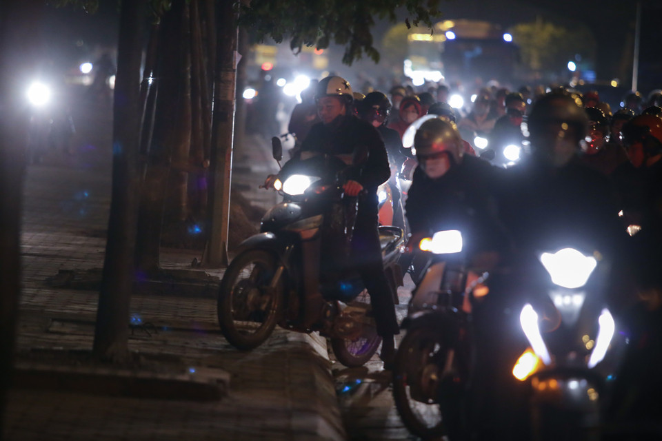 Nhiều phương tiện chấp nhận lao lên vỉa hè để thoát khỏi dòng xe đông đúc. (Ảnh: Minh Sơn/Vietnam+)