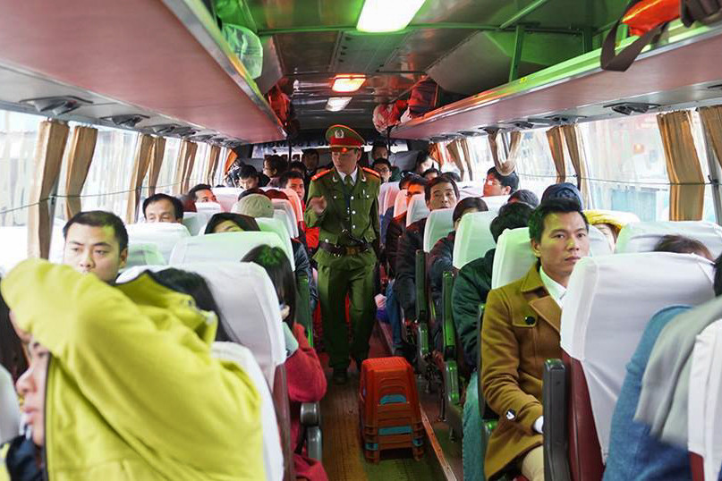 Lực lượng chức năng đã tăng cường kiểm tra và xử phạt nghiêm những xe khách có hành vi nhồi nhét, chở quá số lượng người quy định. (Ảnh: Minh Sơn/Vietnam+)