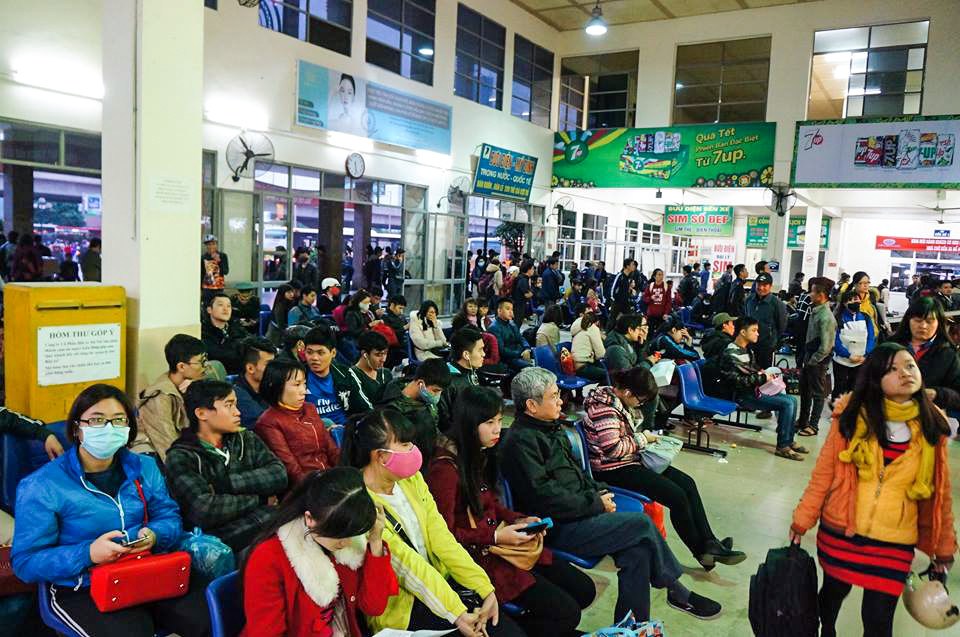 Ghi nhận lúc 16 giờ chiều ngày 31/12 tại bến xe Mỹ Đình, hàng trăm người dân phải ngồi chầu chực để mua được một tấm vé. (Ảnh: Minh Sơn/Vietnam+)