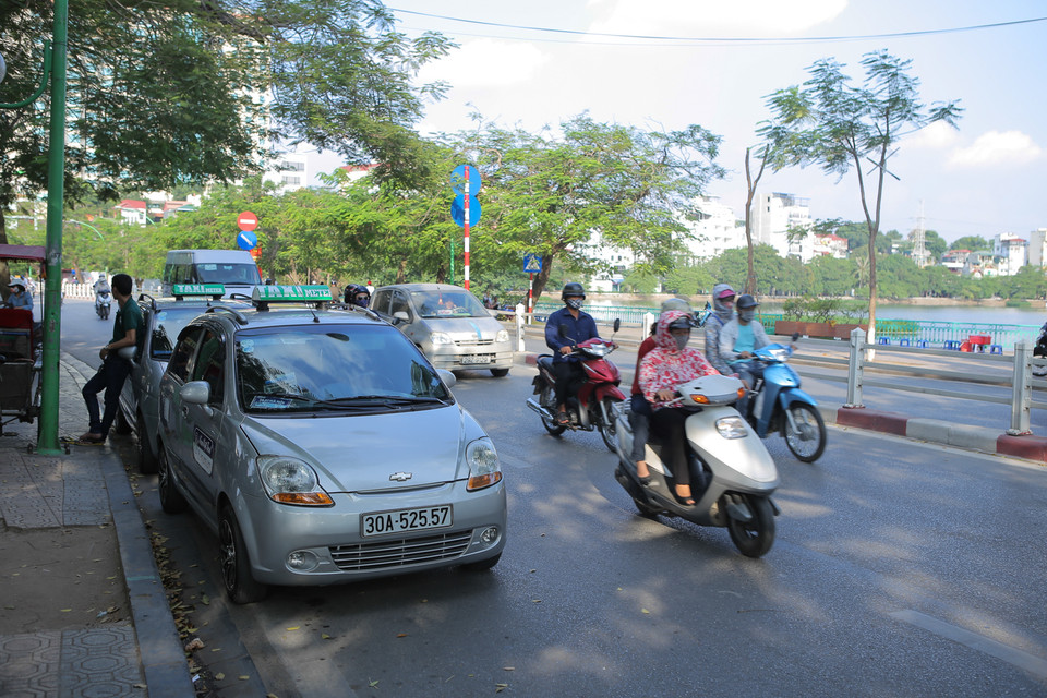 Trước cổng chùa Trấn Quốc phía đường Thanh Niên, taxi đỗ xen ngang nhiên chờ khách. (Ảnh: Minh Sơn/Vietnam+)