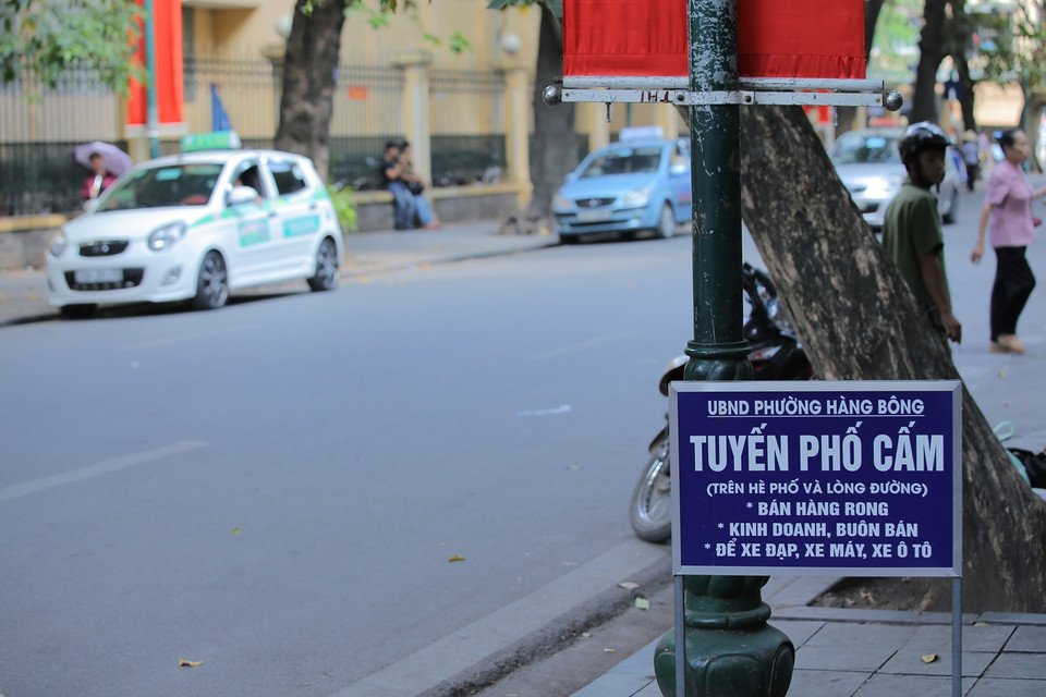 Những biển báo cấm như thế này trở nên vô dụng khi biển vẫn cấm, xe taxi vẫn dừng đỗ. (Ảnh: Minh Sơn/Vietnam+)