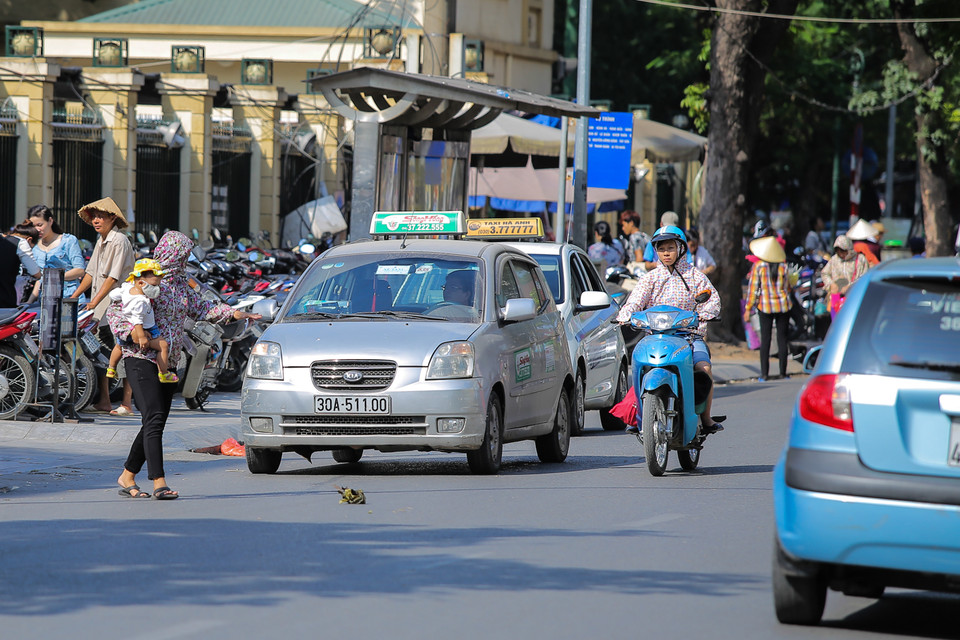 Tại khu vực cổng các bệnh viện lớn ở Hà Nội, tình trạng taxi dừng, đỗ kín đường để đón trả khách là chuyện thường ngày. (Ảnh: Minh Sơn/Vietnam+)