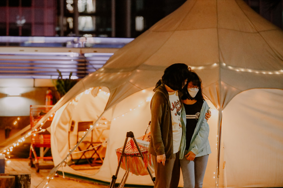 Điều đặc biệt nơi đây không có wifi, mọi người sẽ có dịp trò chuyện, tâm sự nhiều hơn sau những ngày làm việc, học tập vất vả. (Ảnh: Minh Sơn/Vietnam+)