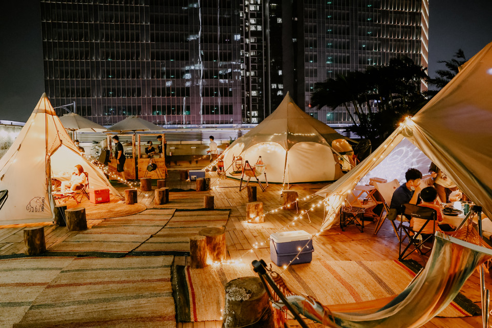 Khu cắm trại trở nên rực rỡ khi lên đèn. (Ảnh: Minh Sơn/Vietnam+)