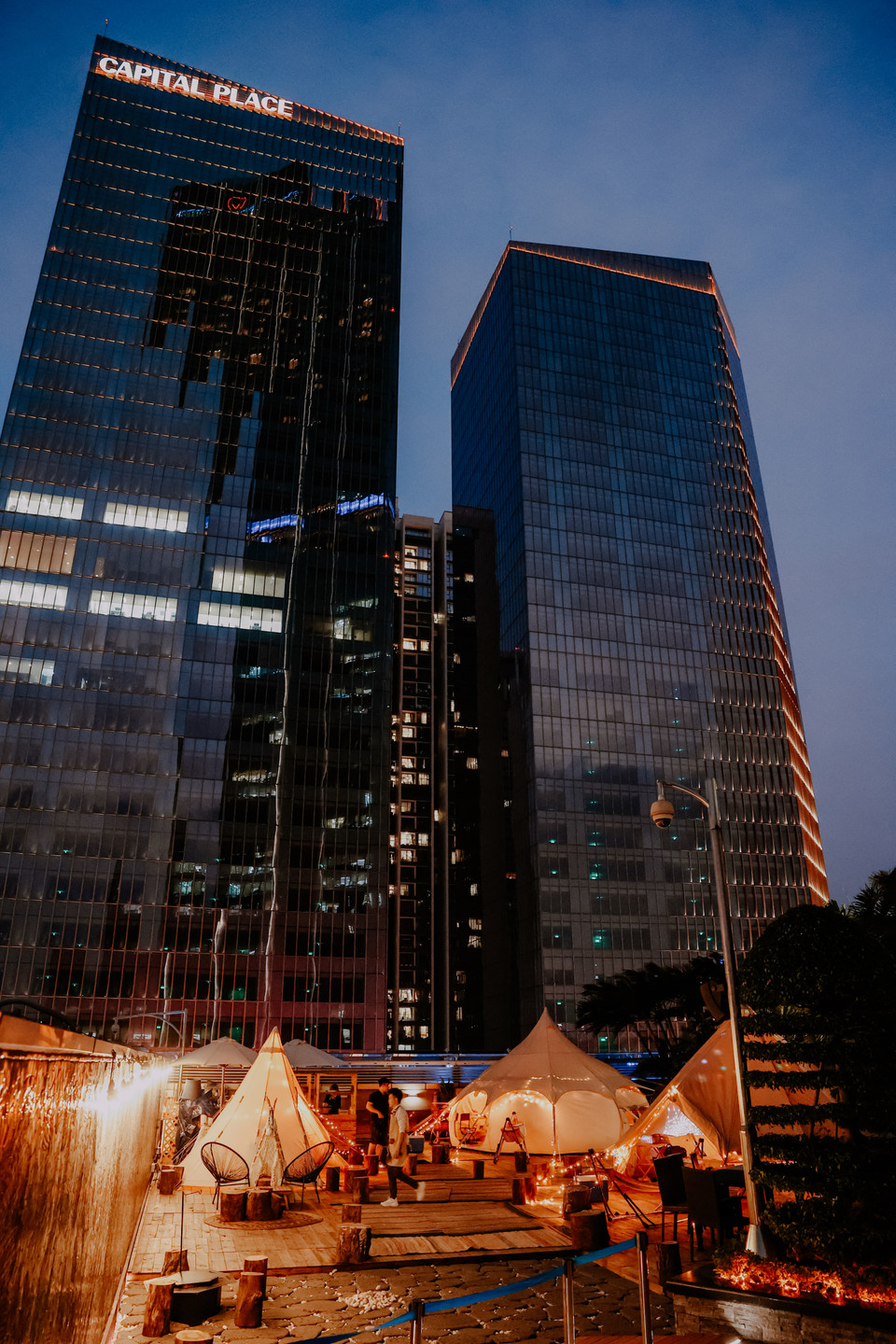 Người quản lý khu glamping này cho biết thời gian mở cửa phục vụ khách hàng chỉ từ 18-23 giờ hàng ngày. Nếu vào Chủ nhật nơi đây sẽ mở cả buổi trưa. (Ảnh: Minh Sơn/Vietnam+)