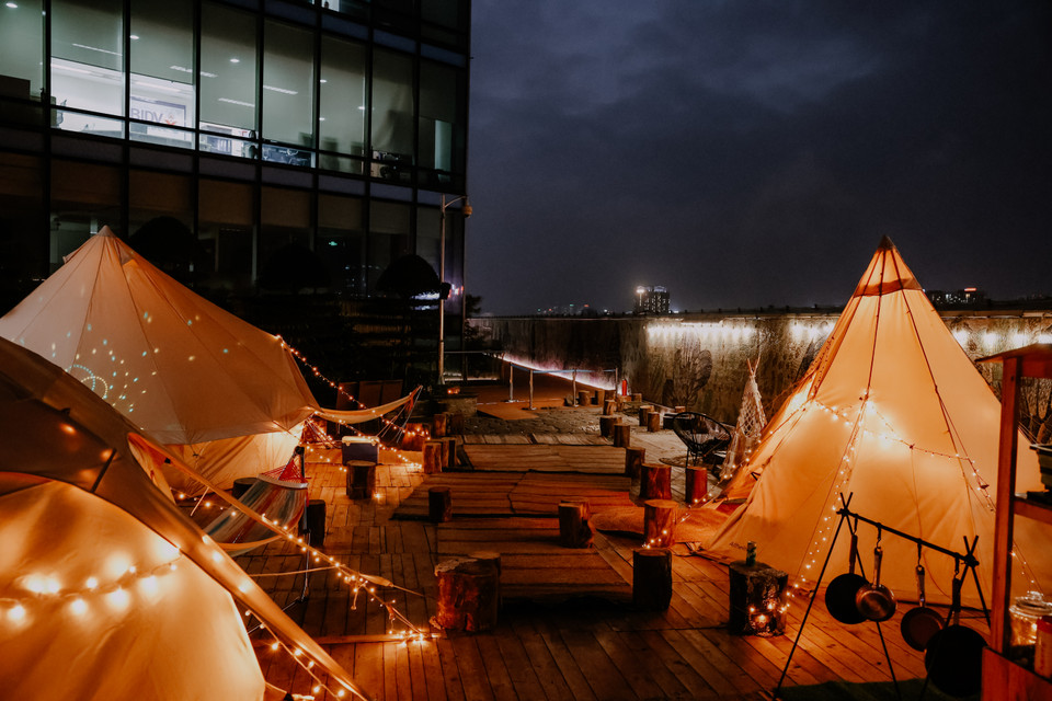 Những bữa tiệc đầy mới lạ và thú vị sẽ kéo dài cho đến 23 giờ đêm. (Ảnh: Minh Sơn/Vietnam+)