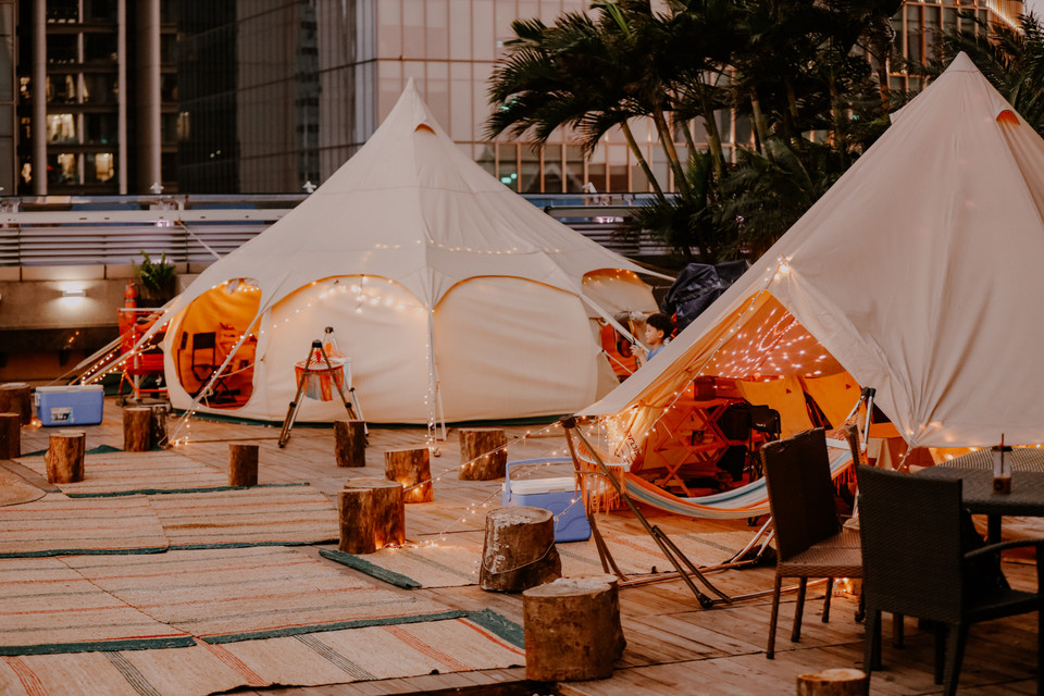 Nơi đây được thiết kế để glamping (thú cắm trại sang chảnh). Điều bạn cần làm duy nhất là đến đây trải nghiệm, cùng quây quần ăn đồ nướng trong những túp lều và ngắm một Hà Nội ở góc nhìn rất khác khi chiều xuống. (Ảnh: Minh Sơn/Vietnam+)