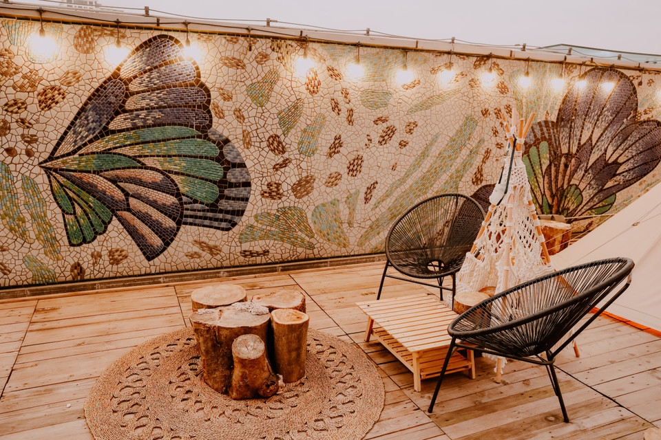 Anh In Byung Chun đến từ Hàn Quốc, người sở hữu khu cắm trại này cho biết xuất phát từ thú chơi cắm trại cá nhân, anh bắt đầu bán những thứ đồ chuyên dụng dành cho việc dã ngoại và rồi nảy ra ý tưởng độc đáo 'cắm trại trong phố.' (Ảnh: Minh Sơn/Vietnam+)