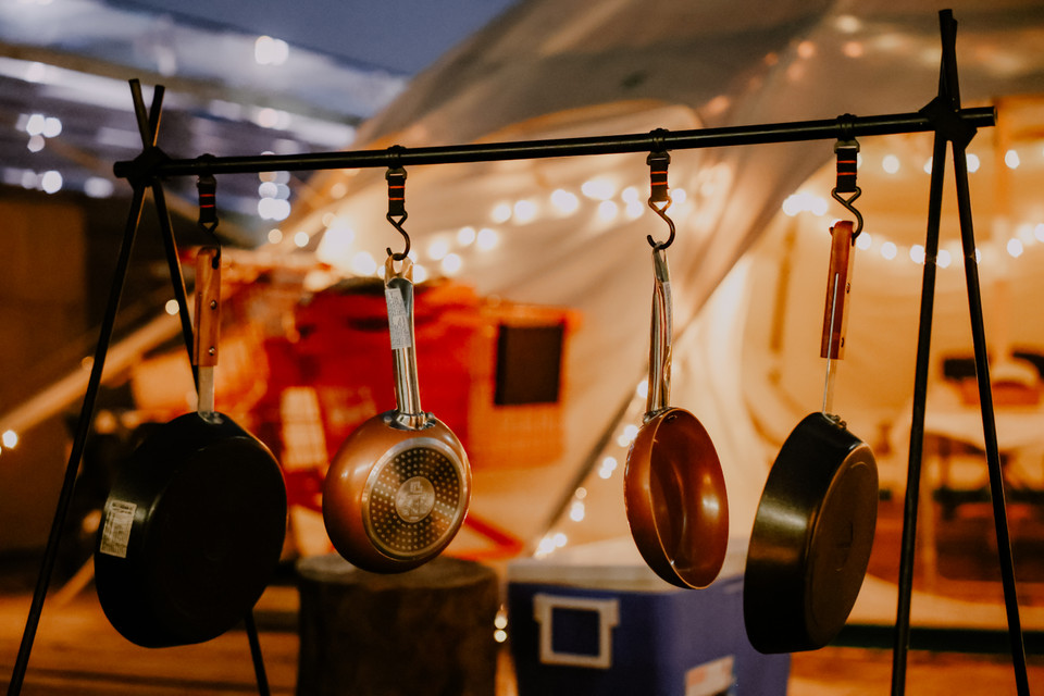 Glamping được ghép từ 'glamorous' (sang chảnh) và 'camping' (cắm trại). Đây là thuật ngữ đầy mới mẻ mà giới ưa thích du lịch đặt tên trong những năm gần đây. (Ảnh: Minh Sơn/Vietnam+)