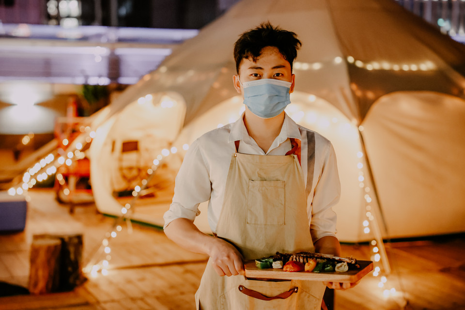 Tại đây, nhân viên sẽ phục vụ cho thực khách từ đầu đến cuối. (Ảnh: Minh Sơn/Vietnam+)