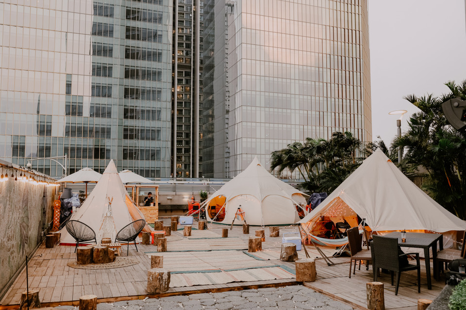 Những ngày gần đây, giới trẻ Thủ đô đang rỉ tai nhau về một khu glamping rất độc đáo và đặc biệt ở trong toà nhà Lotte Center cao 65 tầng. (Ảnh: Minh Sơn/Vietnam+)