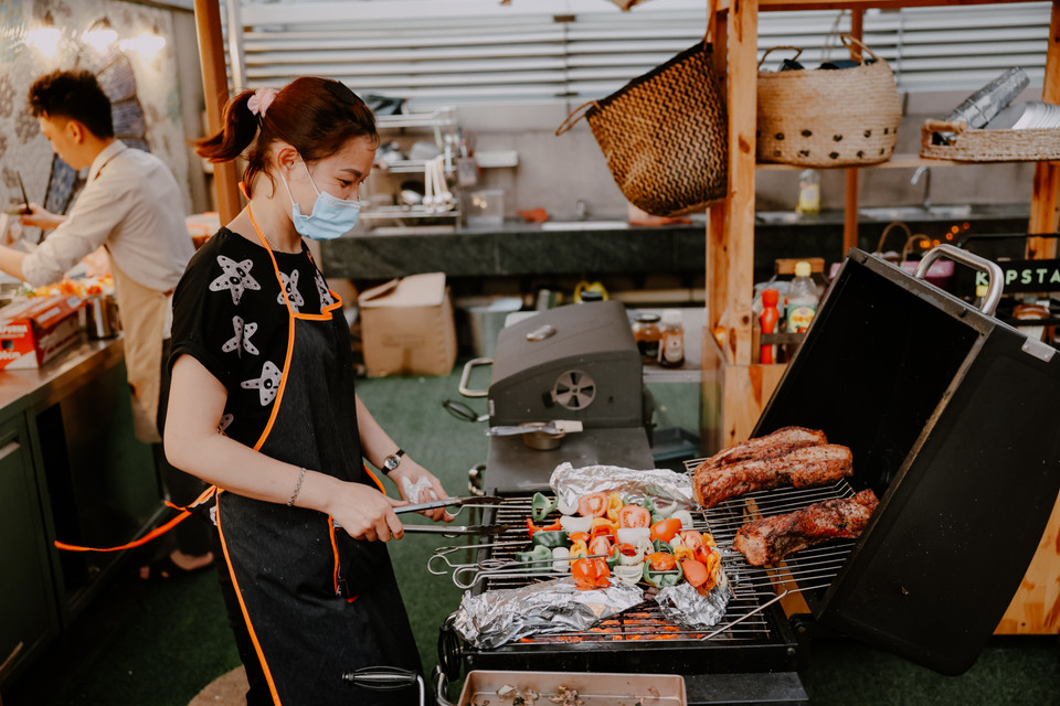 Nơi đây phục vụ đầy đủ các dịch vụ cho người đến trải nghiệm như đồ ăn, nước uống, nghe nhạc. (Ảnh: Minh Sơn/Vietnam+)