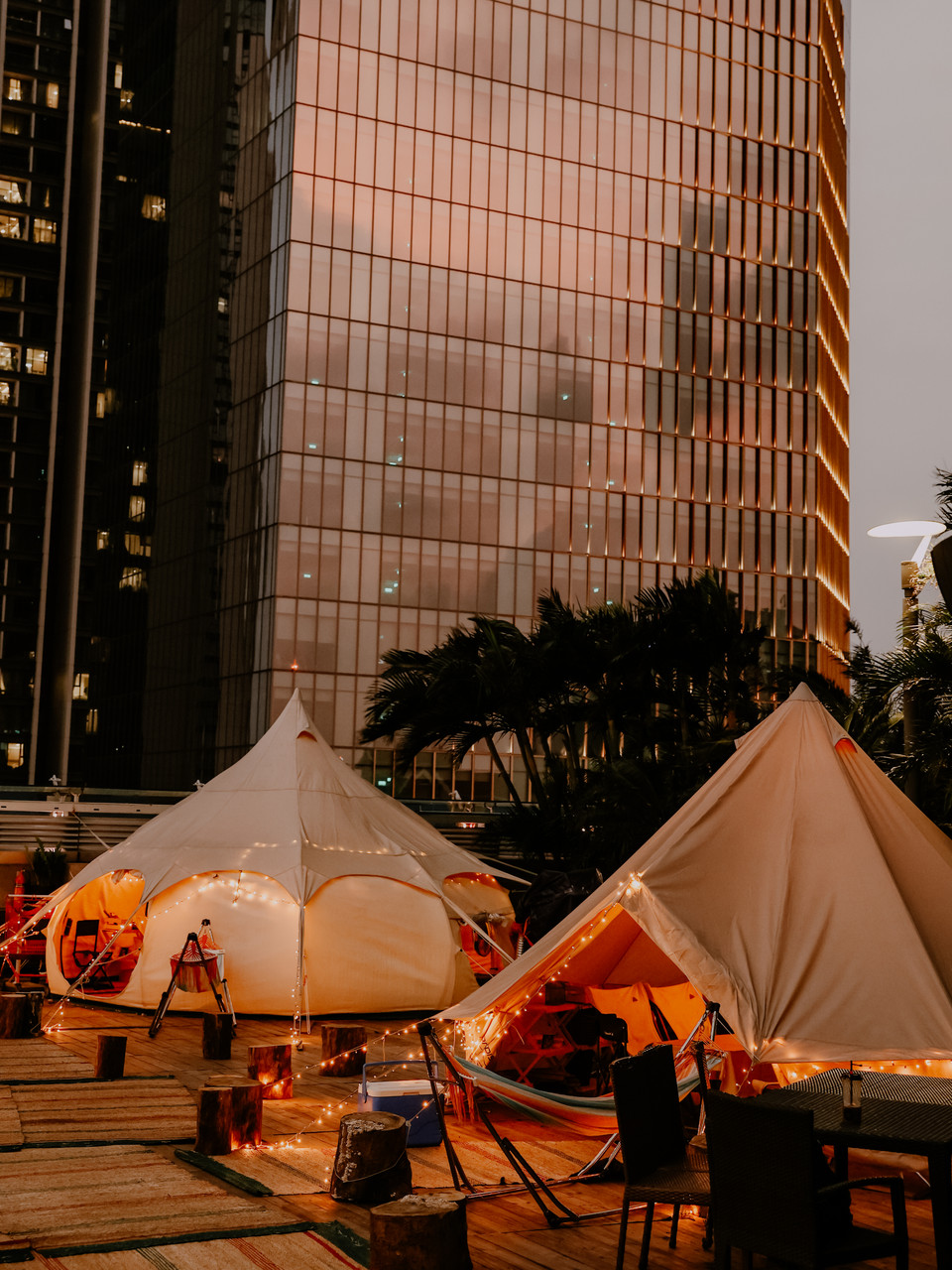 Không gian nơi đây được chia thành 3 phần, không gian chính là khu trại, khu nướng ngoài trời cho những nhóm bạn thích tự nấu nướng và khu bếp - nơi mà những người phục vụ chuẩn bị những món ăn cho thực khách. (Ảnh: Minh Sơn/Vietnam+)