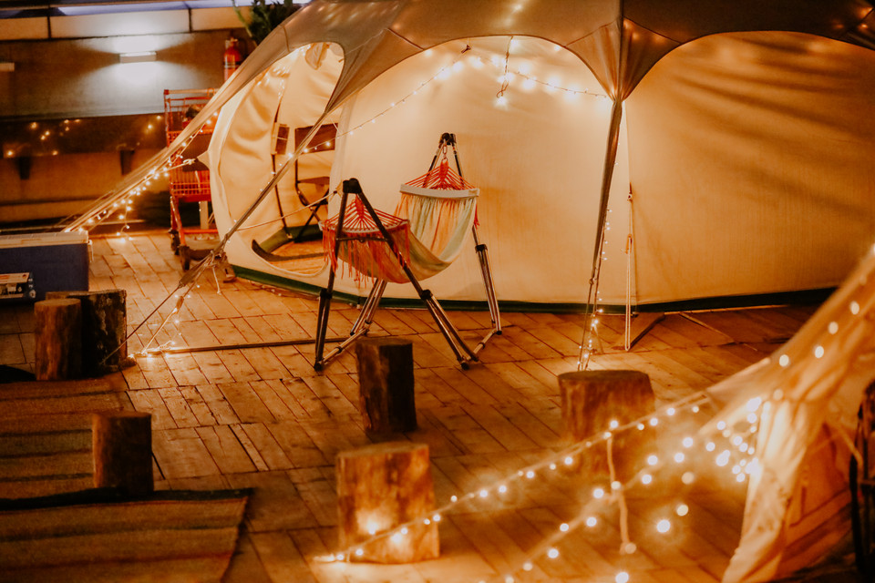 Một điểm trừ nhẹ của nơi đây chính là việc gió thổi khá mạnh và lạnh. Người dân khi trải nghiệm ở đây đến đêm sẽ phải mang theo áo khoác mỏng chống lạnh. (Ảnh: Minh Sơn/Vietnam+)