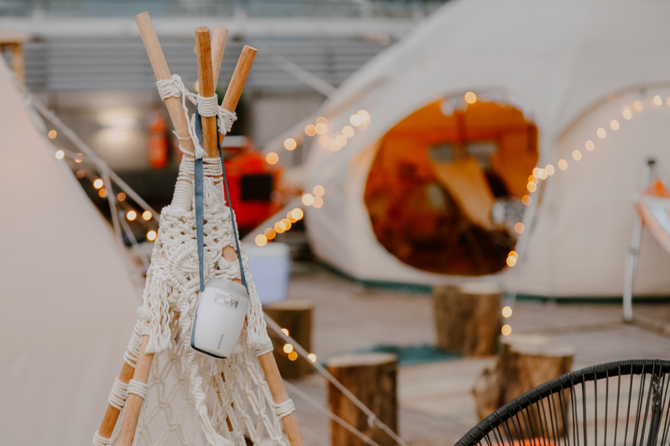 Lọt thỏm trong các toà nhà cao tầng là khu cắm trại rộng chừng 100m2 với đầy đủ tiện tích phục vụ người dân đến trải nghiệm. (Ảnh: Minh Sơn/Vietnam+)