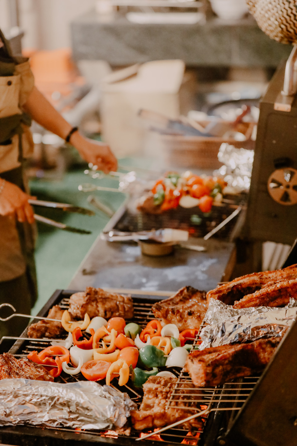 Thậm chí nếu muốn tự nướng đồ ăn, nơi đây cũng chuẩn bị đầy đủ bếp nướng, đồ đạc cho khách hàng tự trải nghiệm. (Ảnh: Minh Sơn/Vietnam+)