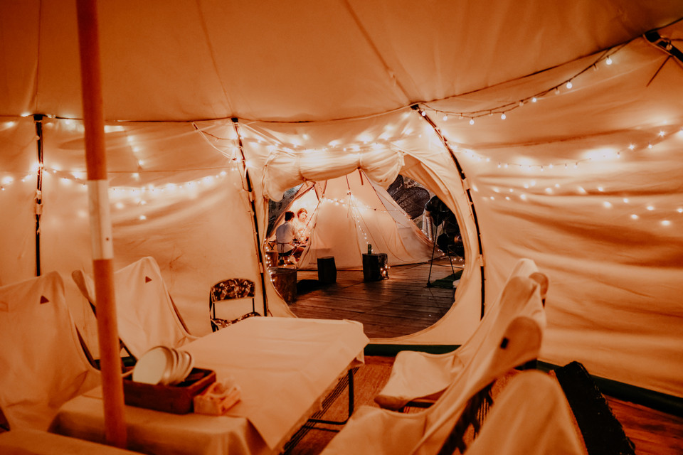 Đến với khu glamping trong phố đặc biệt này, những vị khách ngoài được thưởng thức không gian vô cùng thoáng đãng, mát mẻ còn được trải nghiệm một cảm giác rất khác khi đi cắm trại bình thường. (Ảnh: Minh Sơn/Vietnam+)