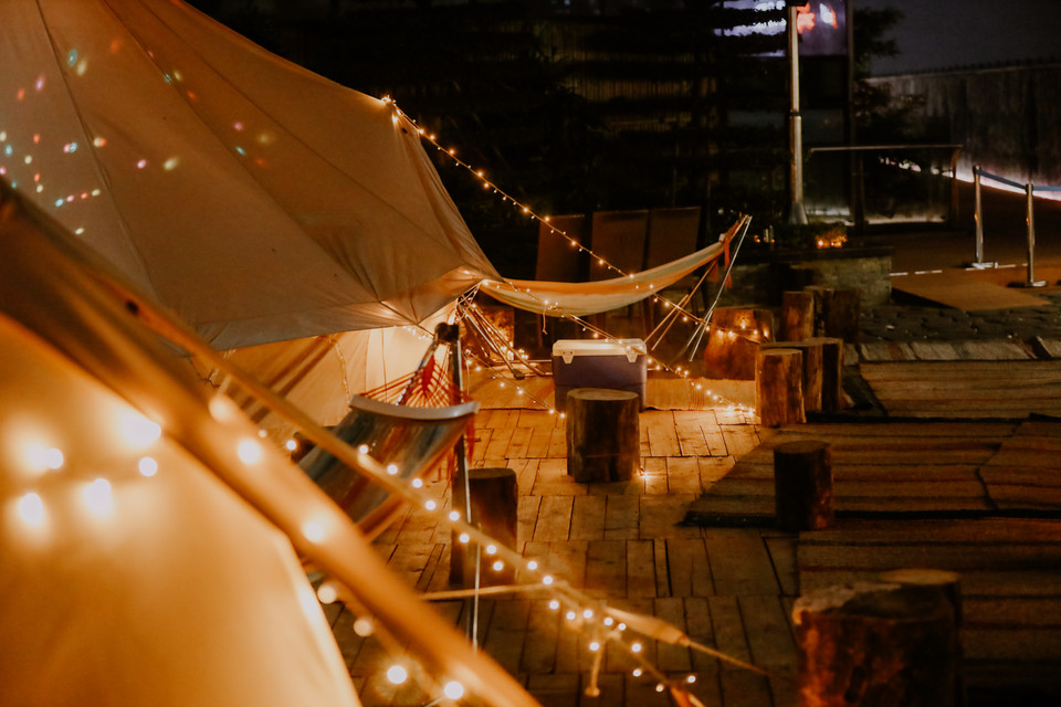 Một lưu ý khác khi muốn trải nghiệm dịch vụ này, đó là người dân sẽ phải bỏ ra chi phí 792 ngàn đồng, bao gồm phí thuê trại và phục vụ đồ ăn uống đầy đủ. Đây chắc chắn sẽ là mức chi phí cao so với nhiều người, nhưng bù lại nếu đã chấp nhận bỏ ra số tiền đó, điều bạn nhận lại sẽ vô cùng xứng đáng. (Ảnh: Minh Sơn/Vietnam+)